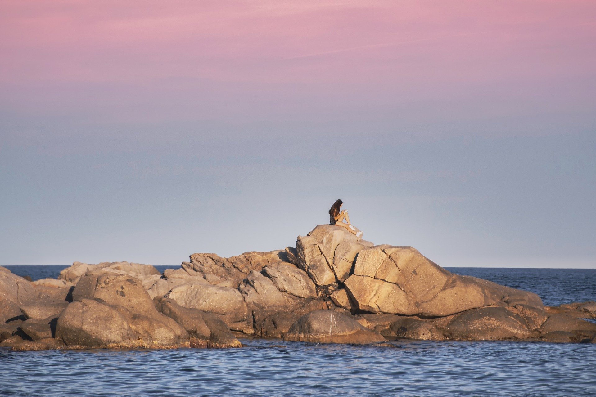 An image of the sea.