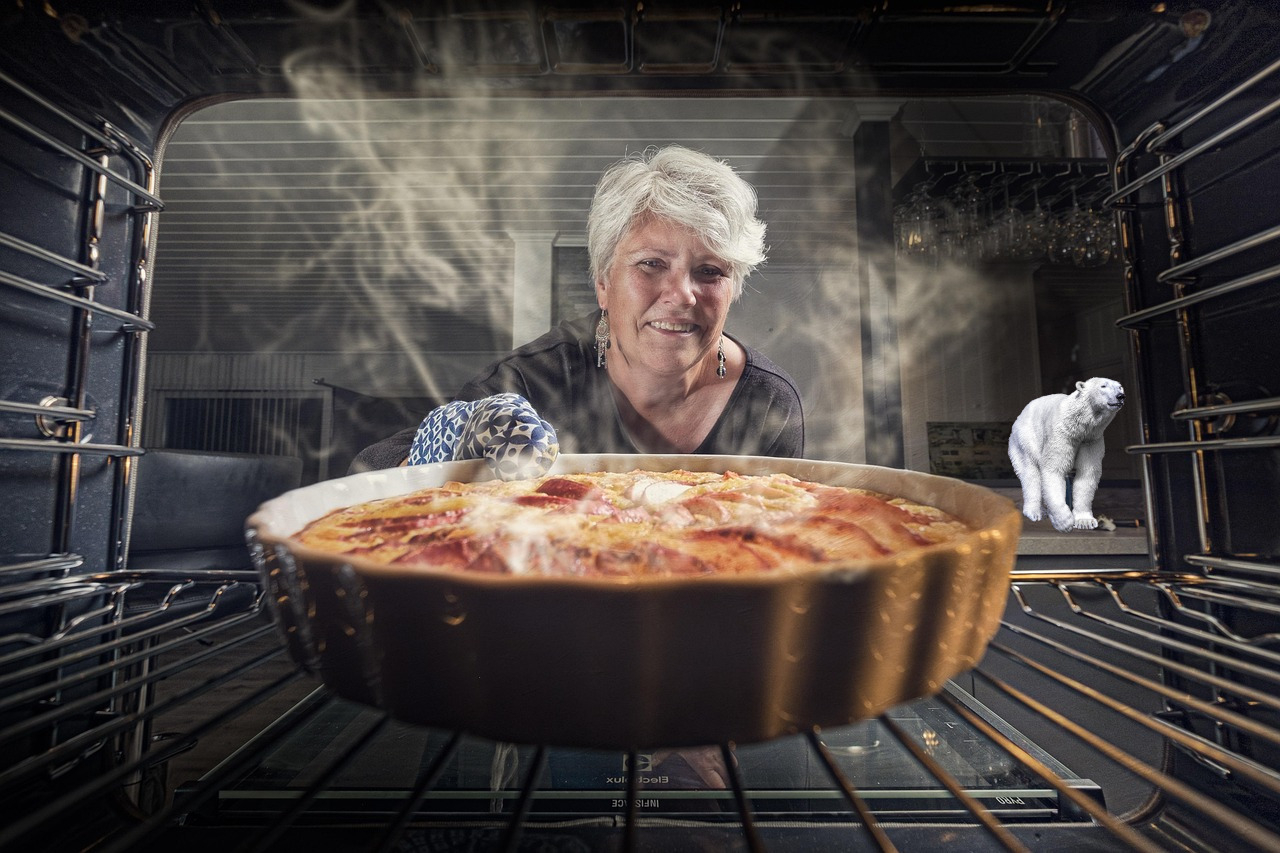 polerbare looking at pie
